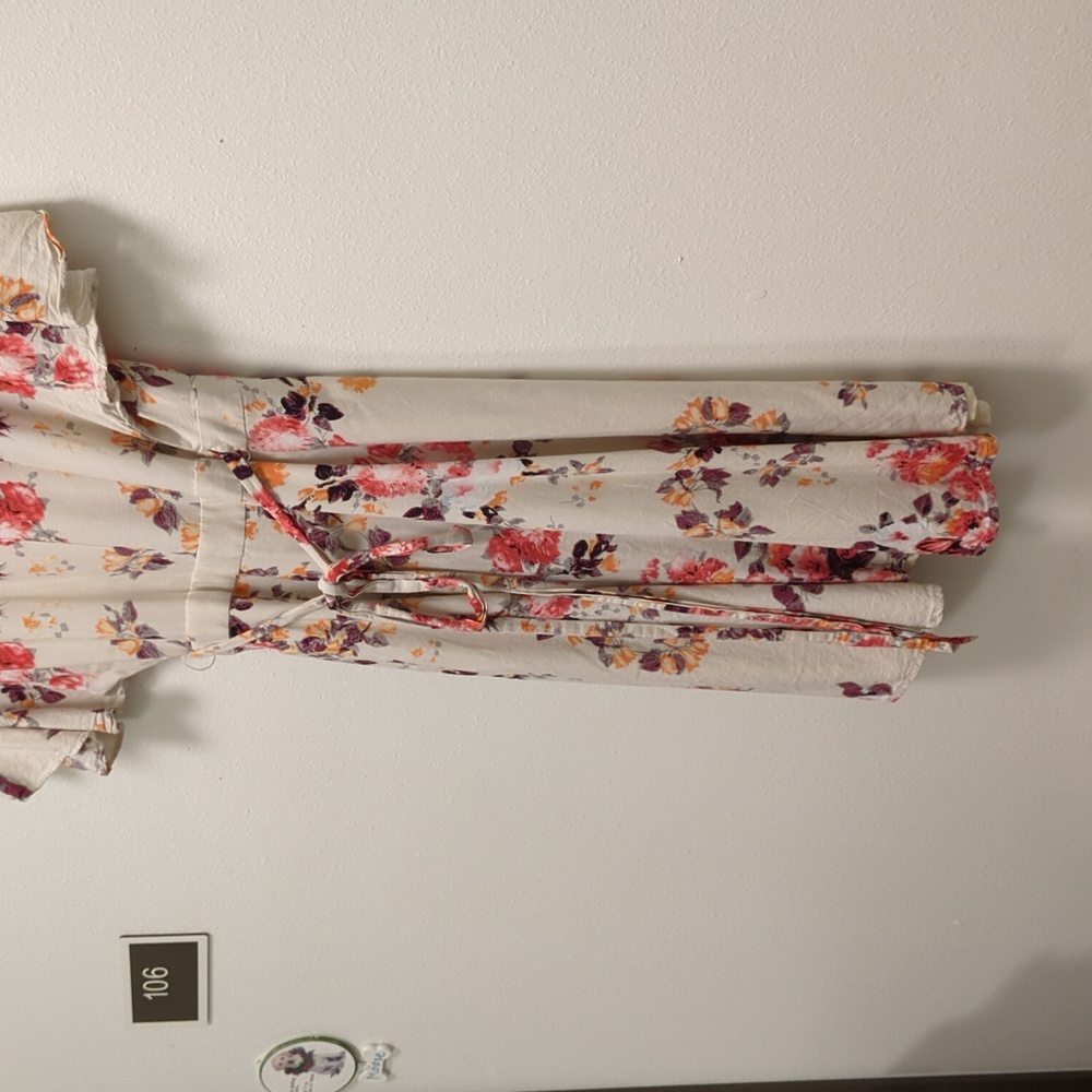 Aakaa Floral Wrap Dress – Boho-Inspired Elegance - Voluminous - Flowy - Delicate - Picture 10 of 12